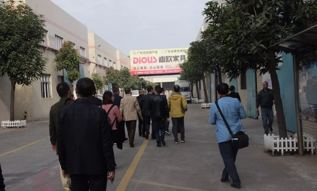 成都市家具行业商会中山考察团莅临CILICILI短视频APP安装黄版家具参观交流